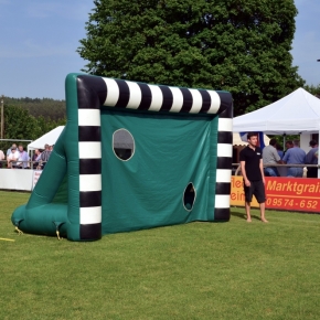 Aufblasbare Fußballtorwand aufgebaut